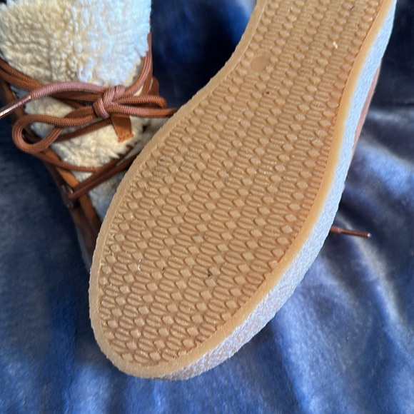 Women’s Hush Puppy lug sole short boot, size 9 - Picture 2 of 7